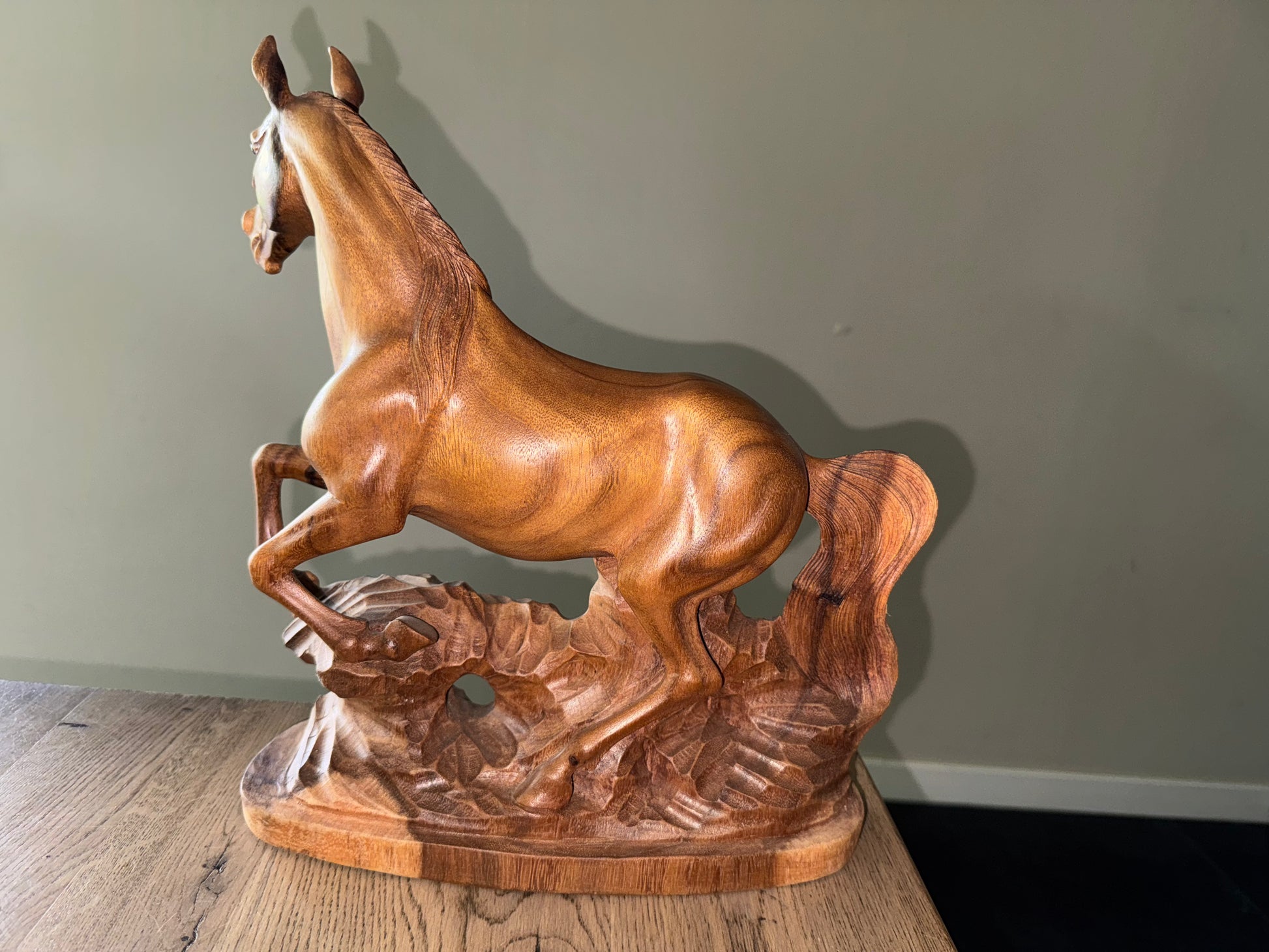 Paard op rots – Handgemaakt Suar hout uit Bali