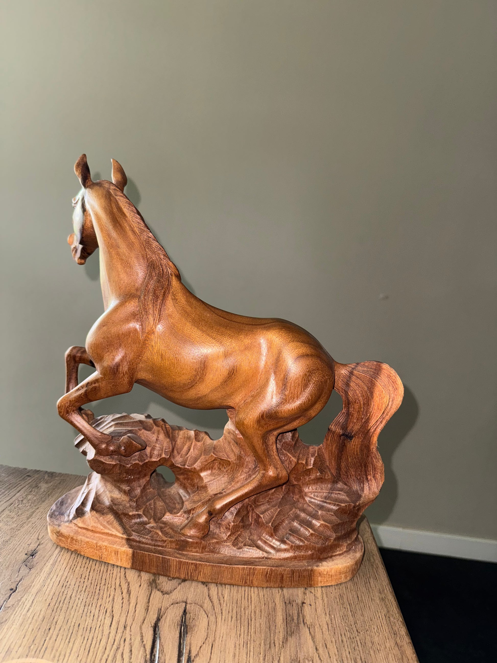 Paard op rots – Handgemaakt Suar hout uit Bali