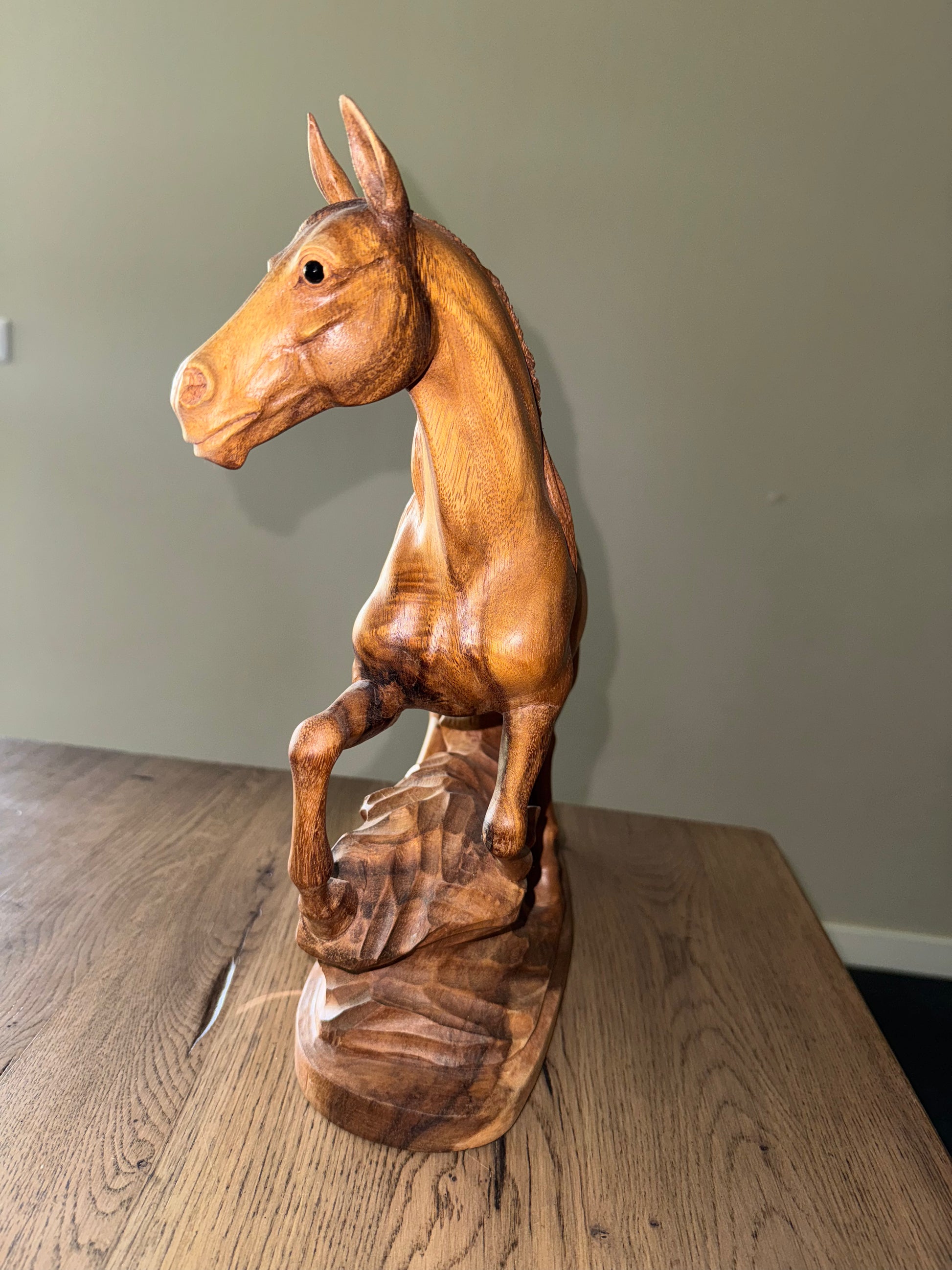 Paard op rots – Handgemaakt Suar hout uit Bali