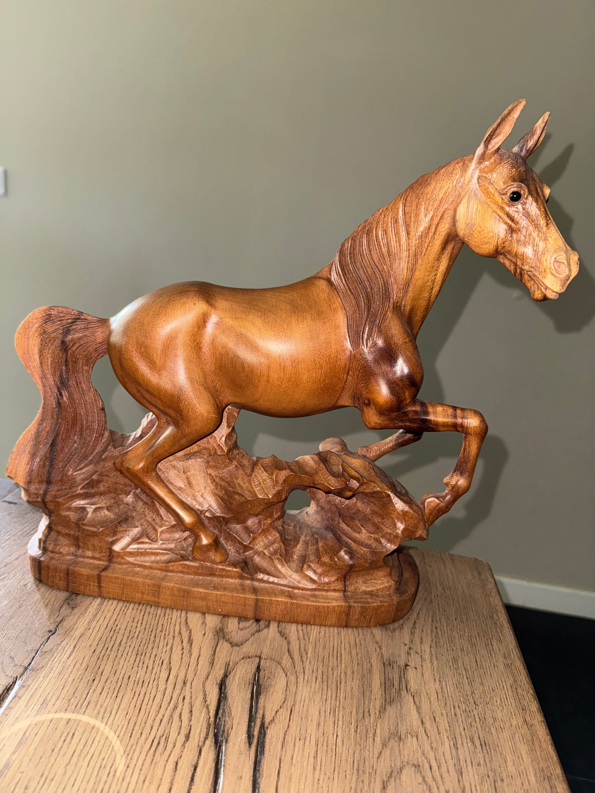 Paard op rots – Handgemaakt Suar hout uit Bali
