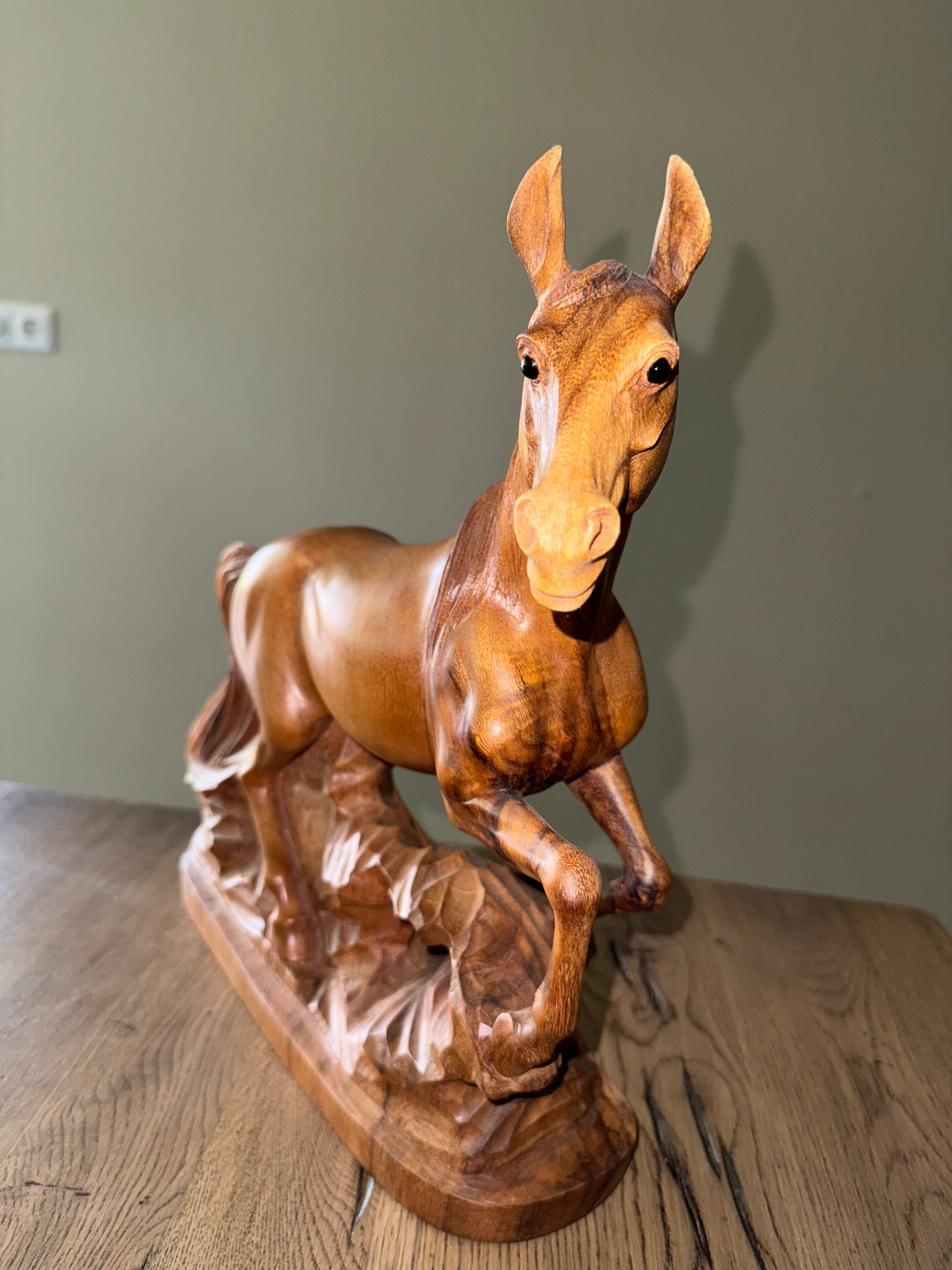 Paard op rots – Handgemaakt Suar hout uit Bali